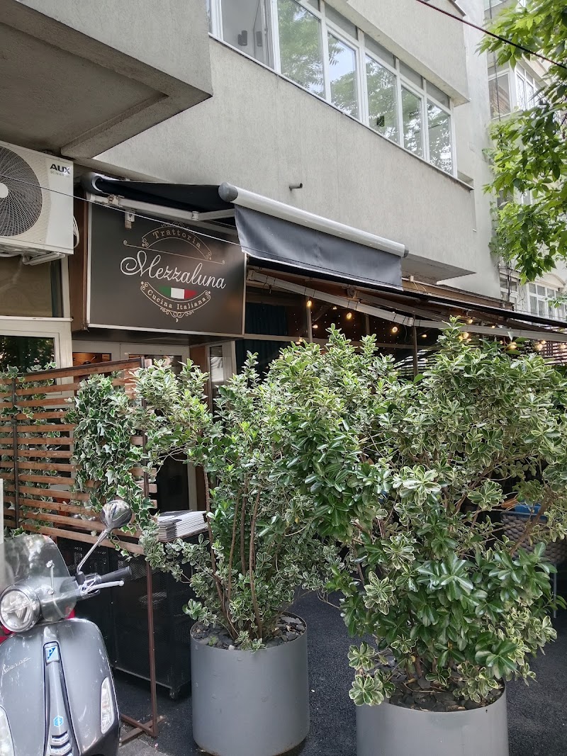 Trattoria Mezzaluna